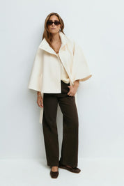 Cape-manteau femme CLARA – cape élégante ceinturée à col montant