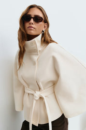 Cape-manteau femme CLARA – cape élégante ceinturée à col montant