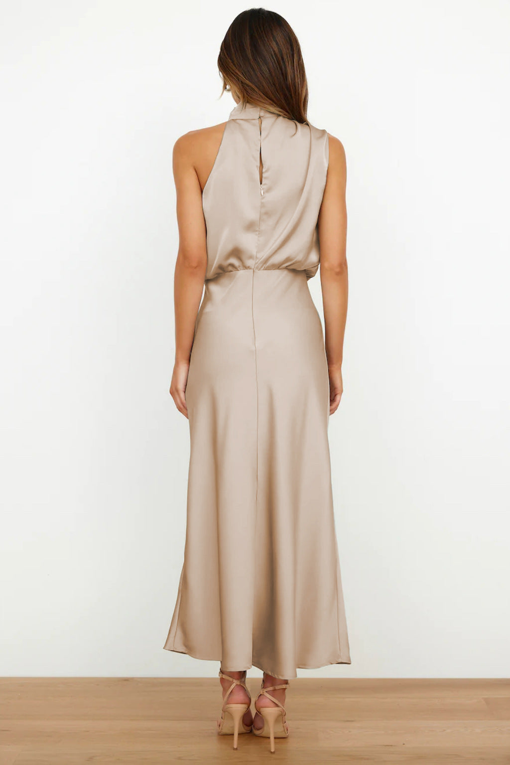 Robe halter midi satin Amelie – élégance douce & féminine