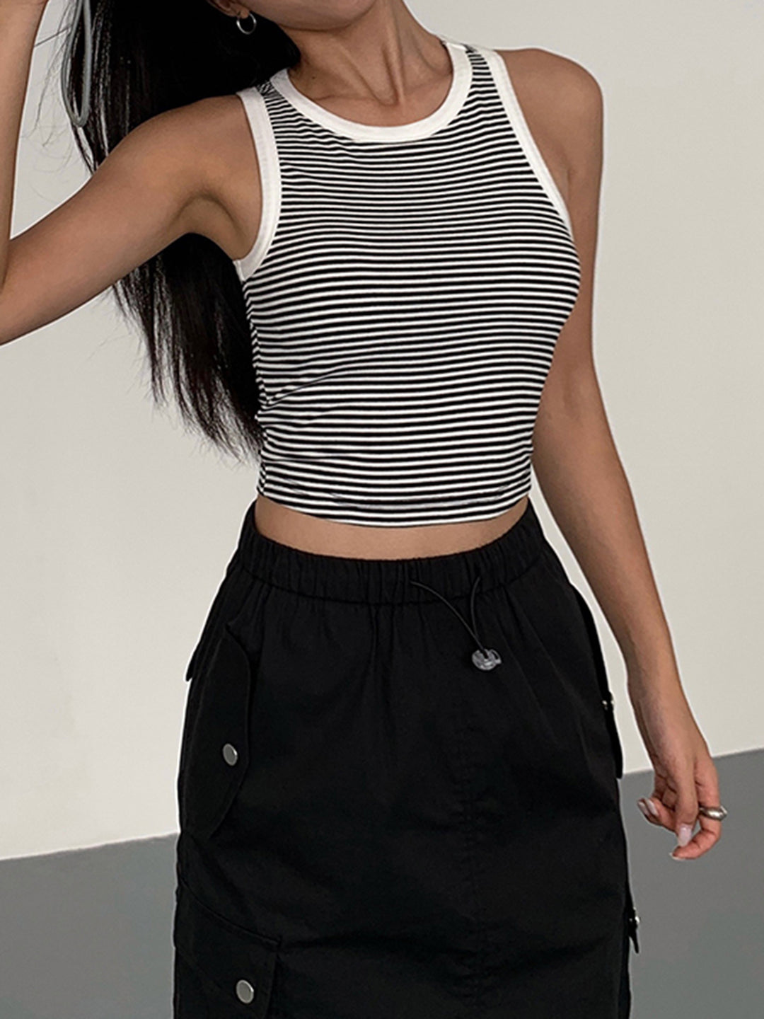 Débardeur court femme à rayures noir et blanc – style sport chic