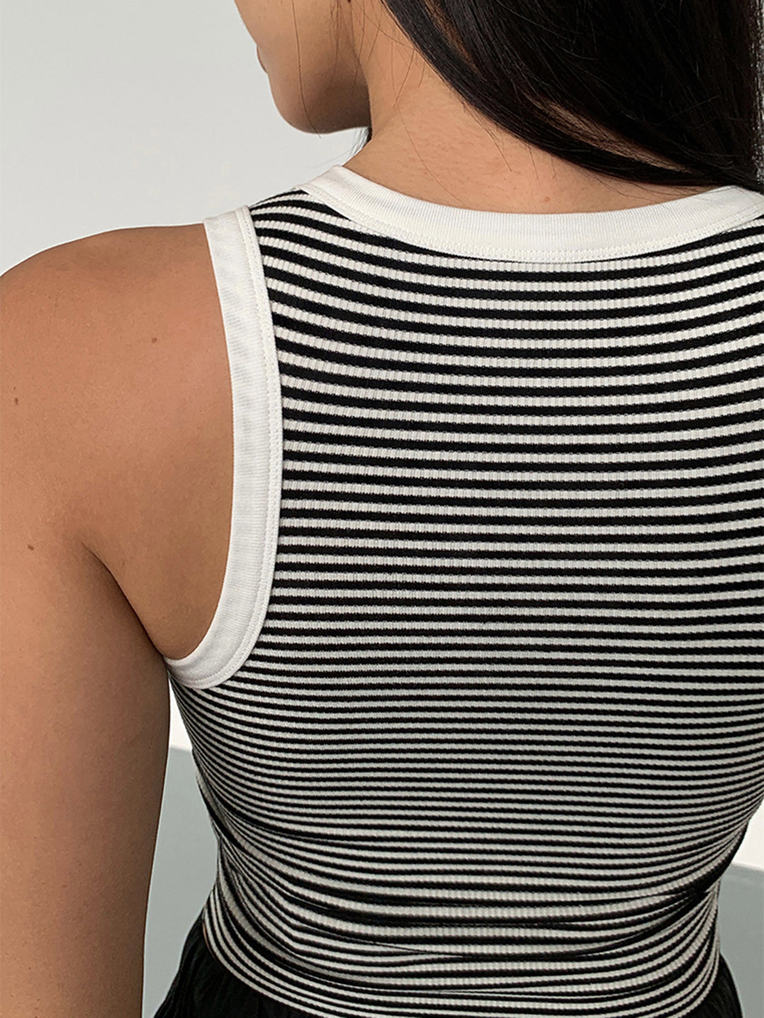 Débardeur court femme à rayures noir et blanc – style sport chic