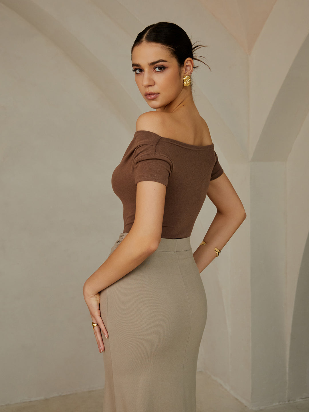 Top court femme off-shoulder – coupe ajustée et élégante