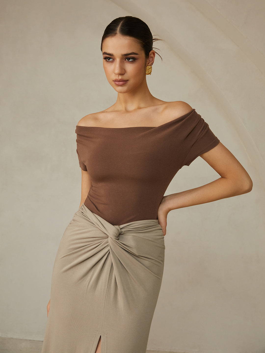 Top court femme off-shoulder – coupe ajustée et élégante