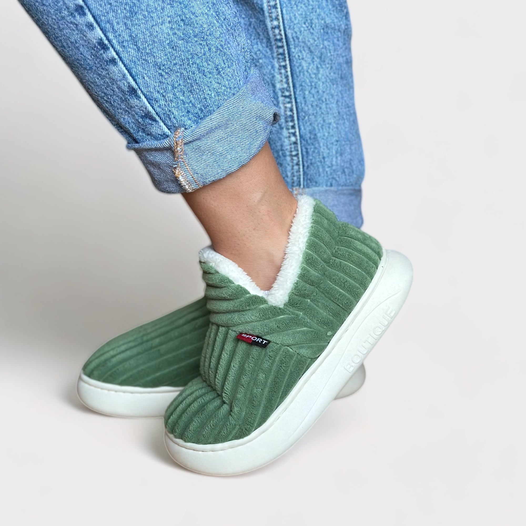 CozyComfort-groene-pantoffels-met-wittefleece-voering-witte-zolen..jpg