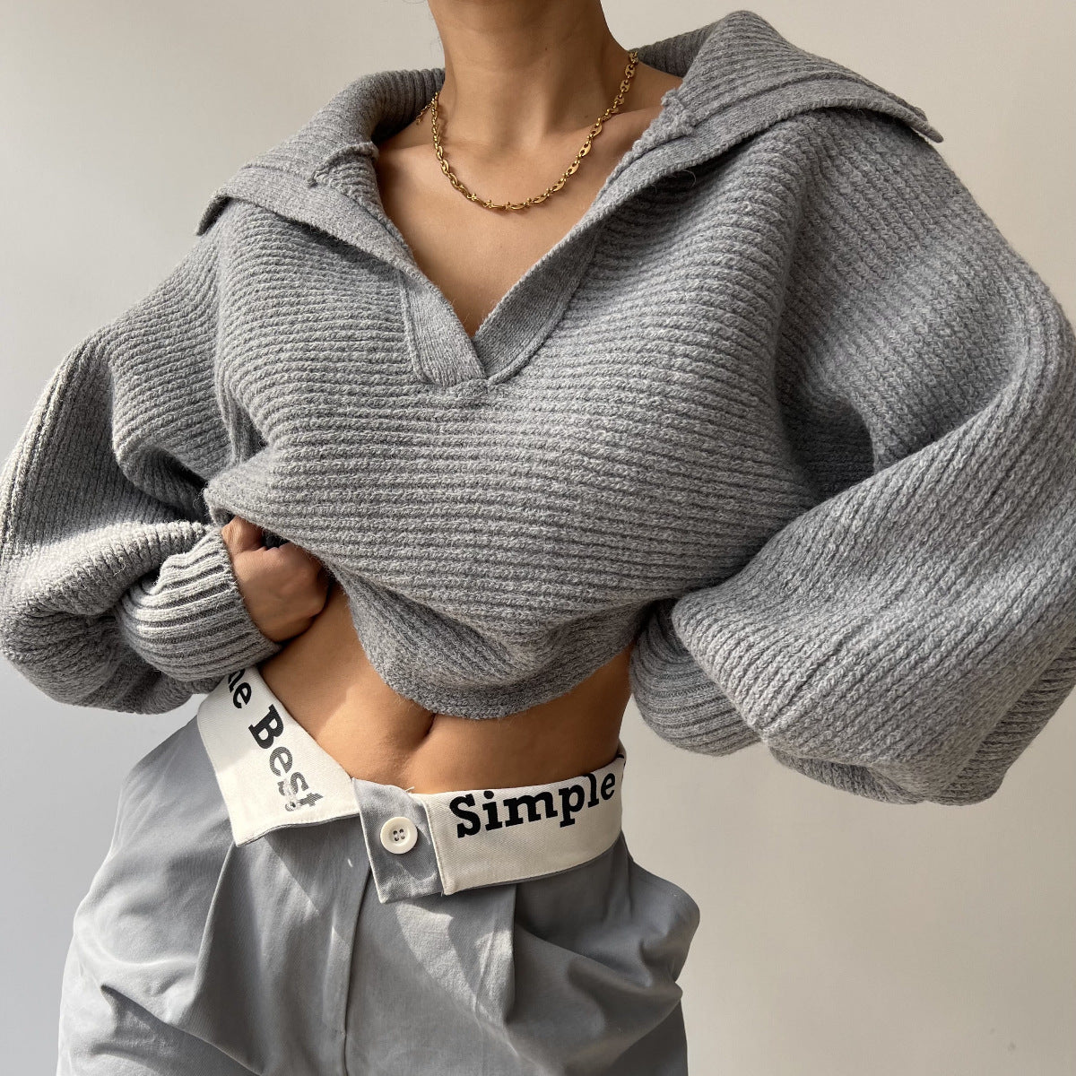 Pull femme cropped en maille – Col V et manches longues évasées