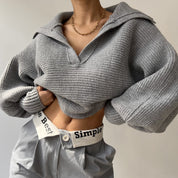 Pull femme cropped en maille – Col V et manches longues évasées