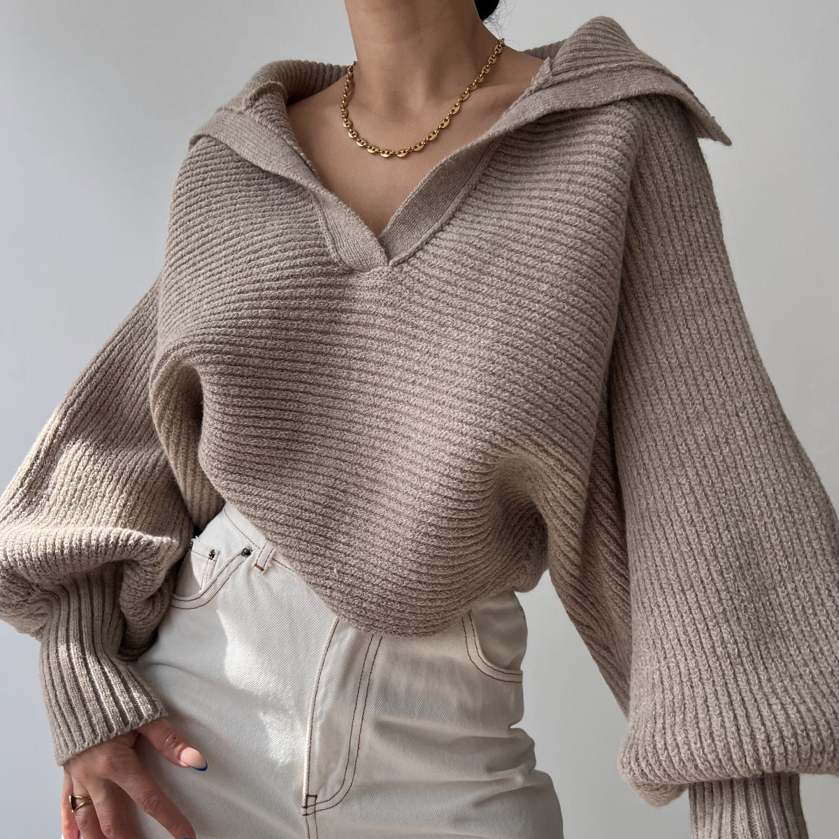 Pull femme cropped en maille – Col V et manches longues évasées