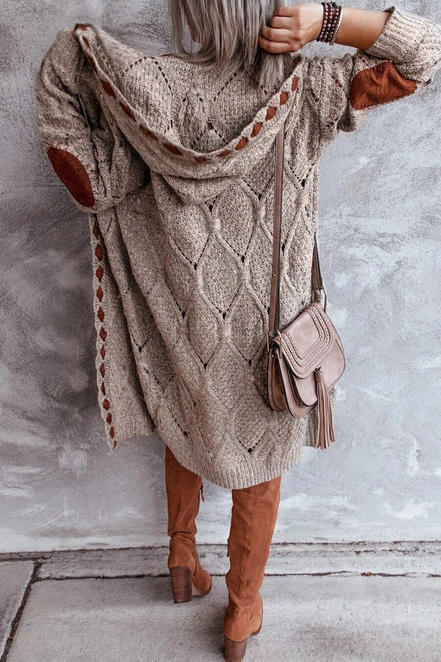 Long gilet femme à capuche – maille épaisse oversize et détails contrastés