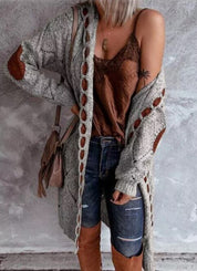 Long gilet femme à capuche – maille épaisse oversize et détails contrastés