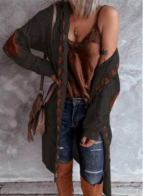 Long gilet femme à capuche – maille épaisse oversize et détails contrastés