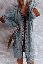 Long gilet femme à capuche – maille épaisse oversize et détails contrastés
