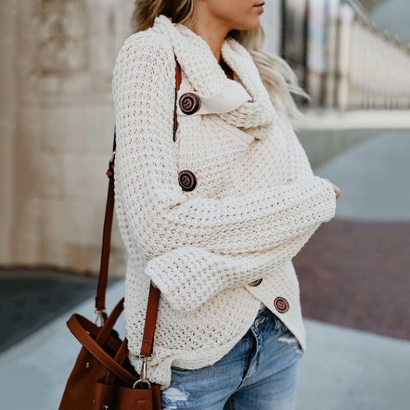 Pull Hailey col roulé oversize asymétrique boutons marron – look moderne