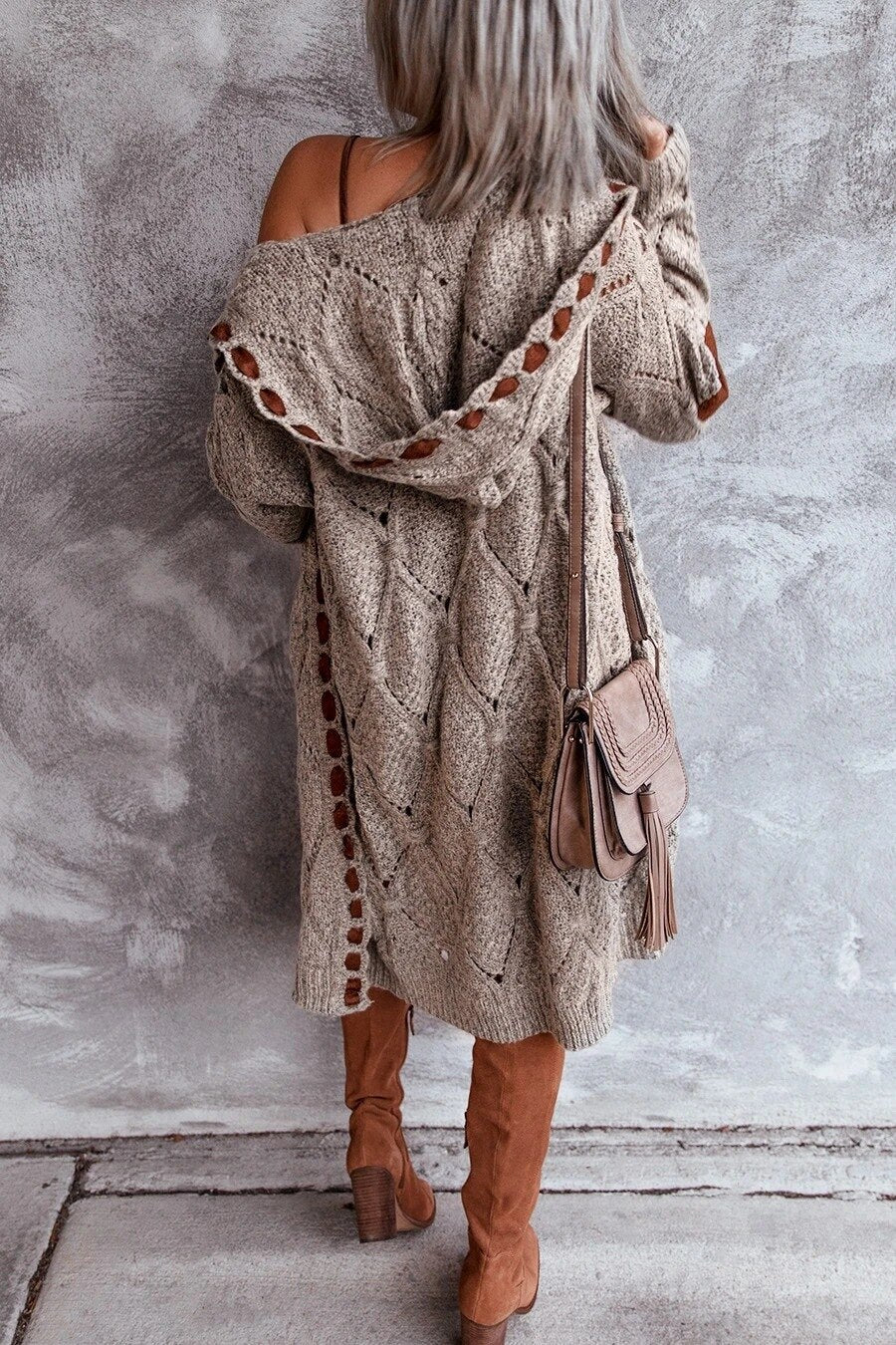 Long gilet femme à capuche – maille épaisse oversize et détails contrastés