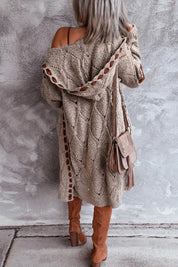 Long gilet femme à capuche – maille épaisse oversize et détails contrastés