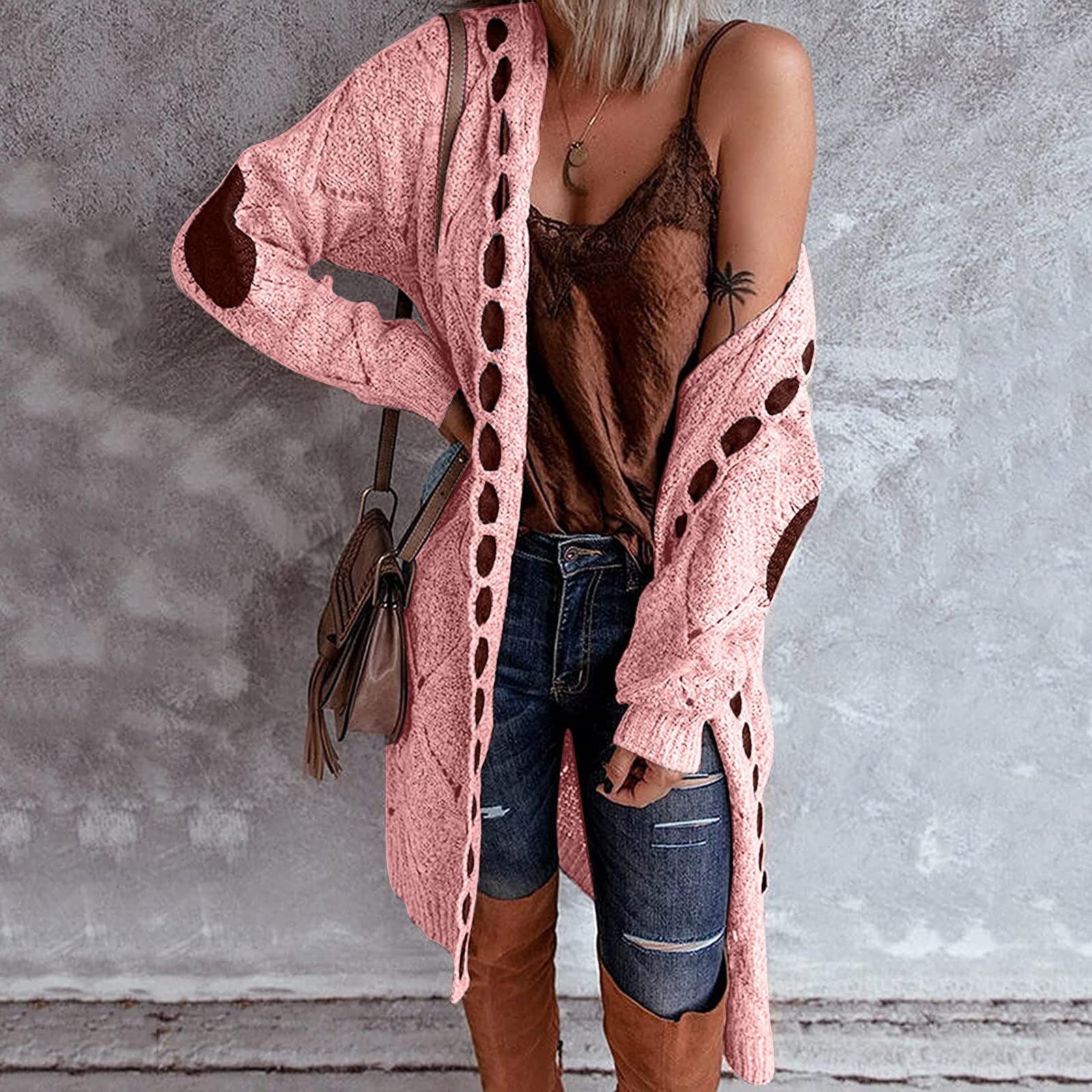 Long gilet femme à capuche – maille épaisse oversize et détails contrastés