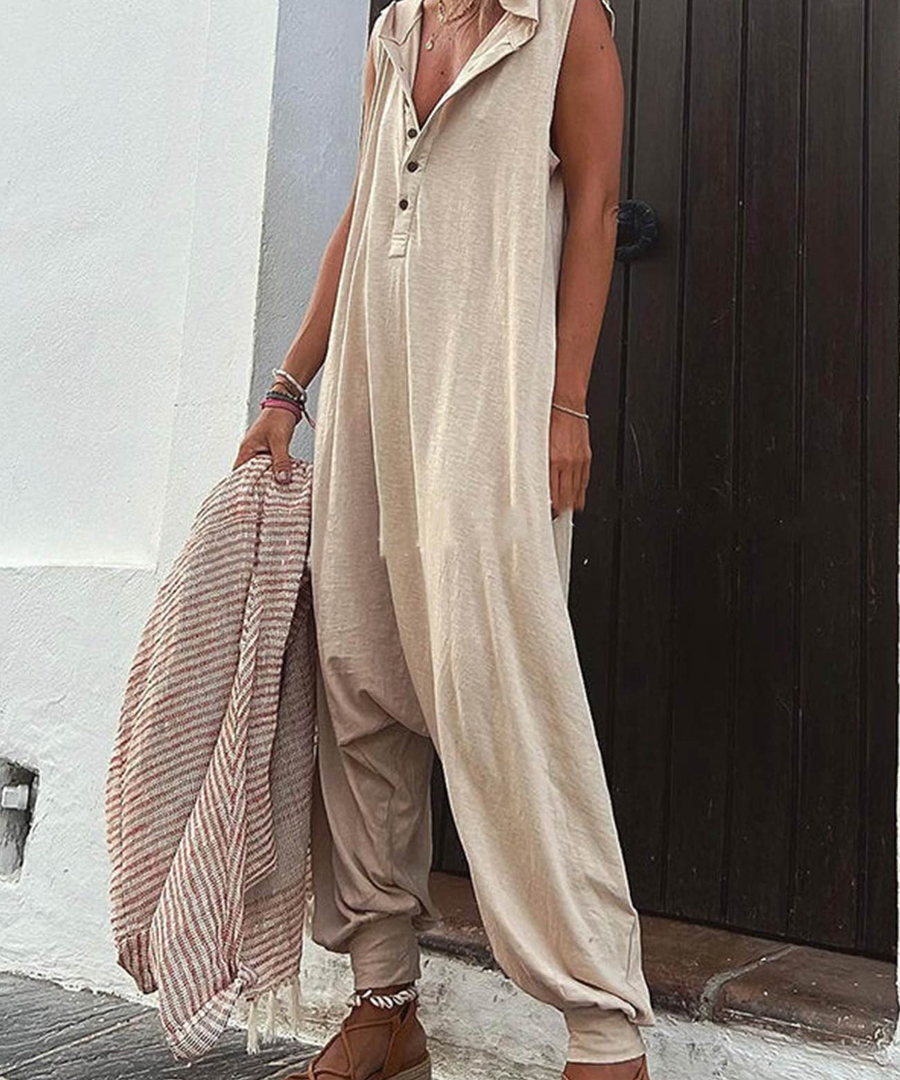 Single-breasted-Sleeveless-Hooded-Jumpsuit-5.jpg