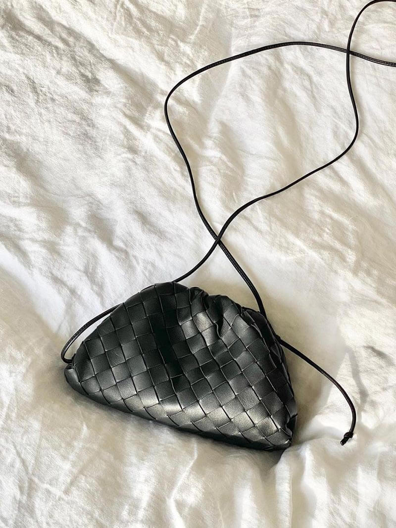 Pochette tressée à cordon – sac soirée compact & élégant