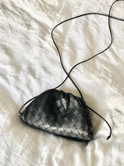 Pochette tressée à cordon – sac soirée compact & élégant