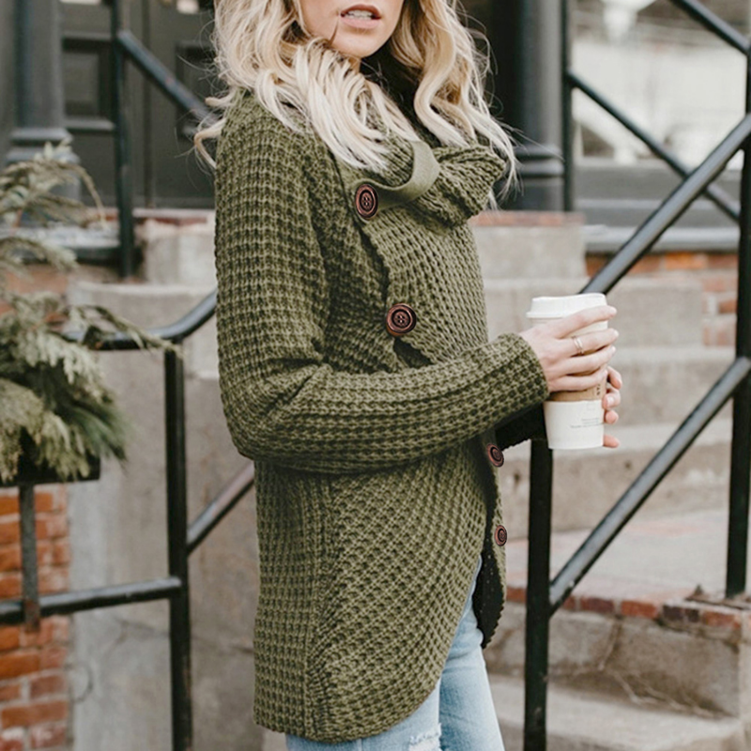 Pull Hailey col roulé oversize asymétrique boutons marron – look moderne