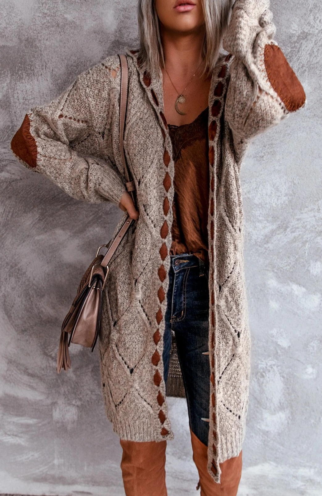 Long gilet femme à capuche – maille épaisse oversize et détails contrastés