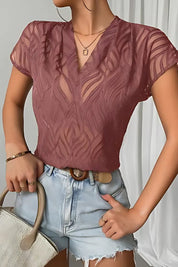 T-shirt femme Millow à col V avec découpes – moderne & élégant