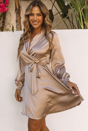 Robe portefeuille satin “Leslie” manches longues — élégance & drapé féminin
