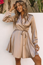 Robe portefeuille satin “Leslie” manches longues — élégance & drapé féminin