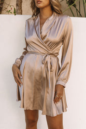 Robe portefeuille satin “Leslie” manches longues — élégance & drapé féminin