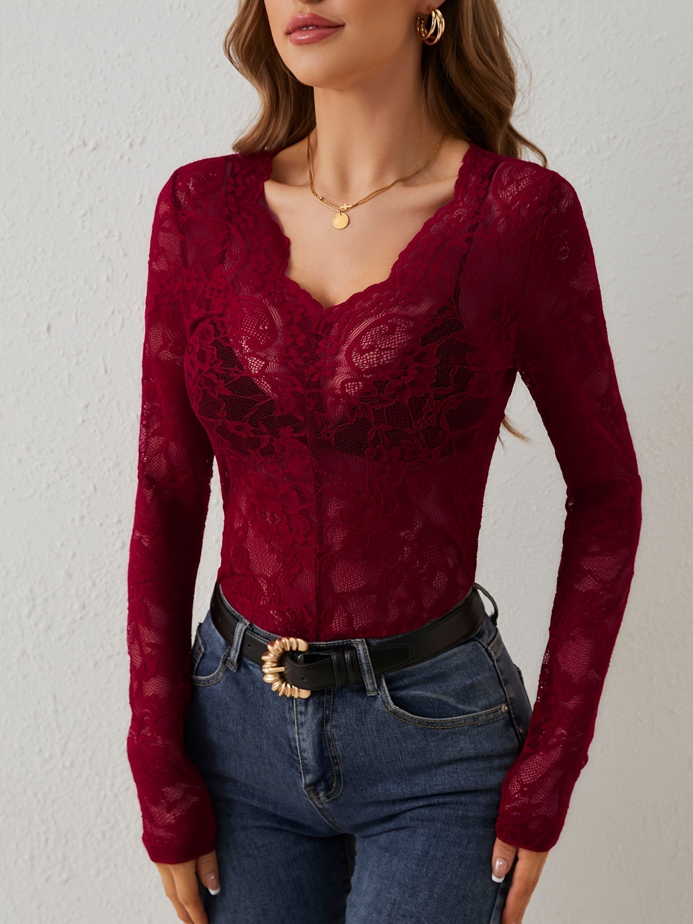 haut à manches longues Petunia — top col V avec détails dentelle élégants