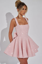 Mini robe rose pâle à paillettes – carré bustier & allure féerique