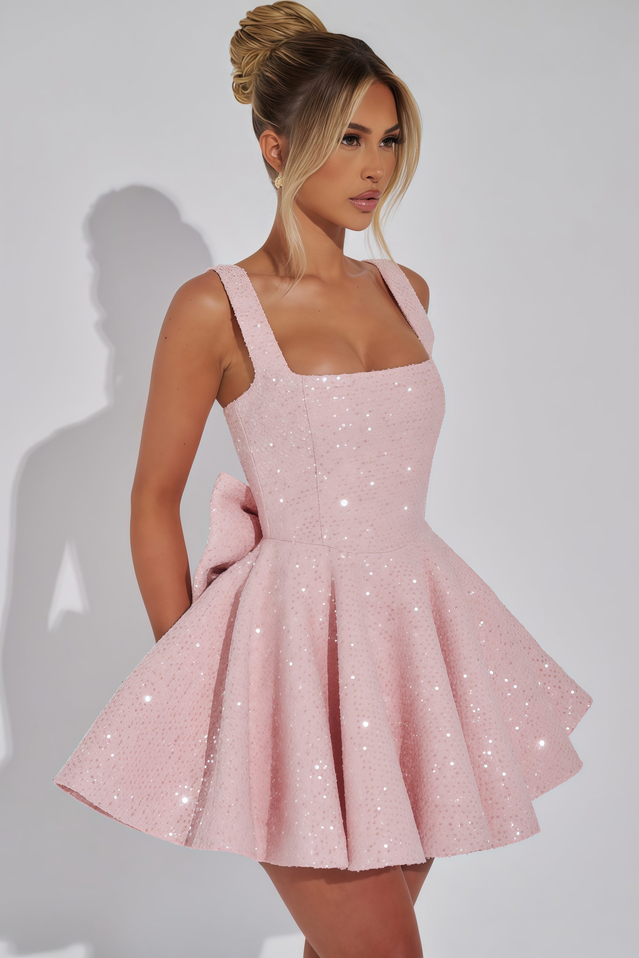 Mini robe rose pâle à paillettes – carré bustier & allure féerique