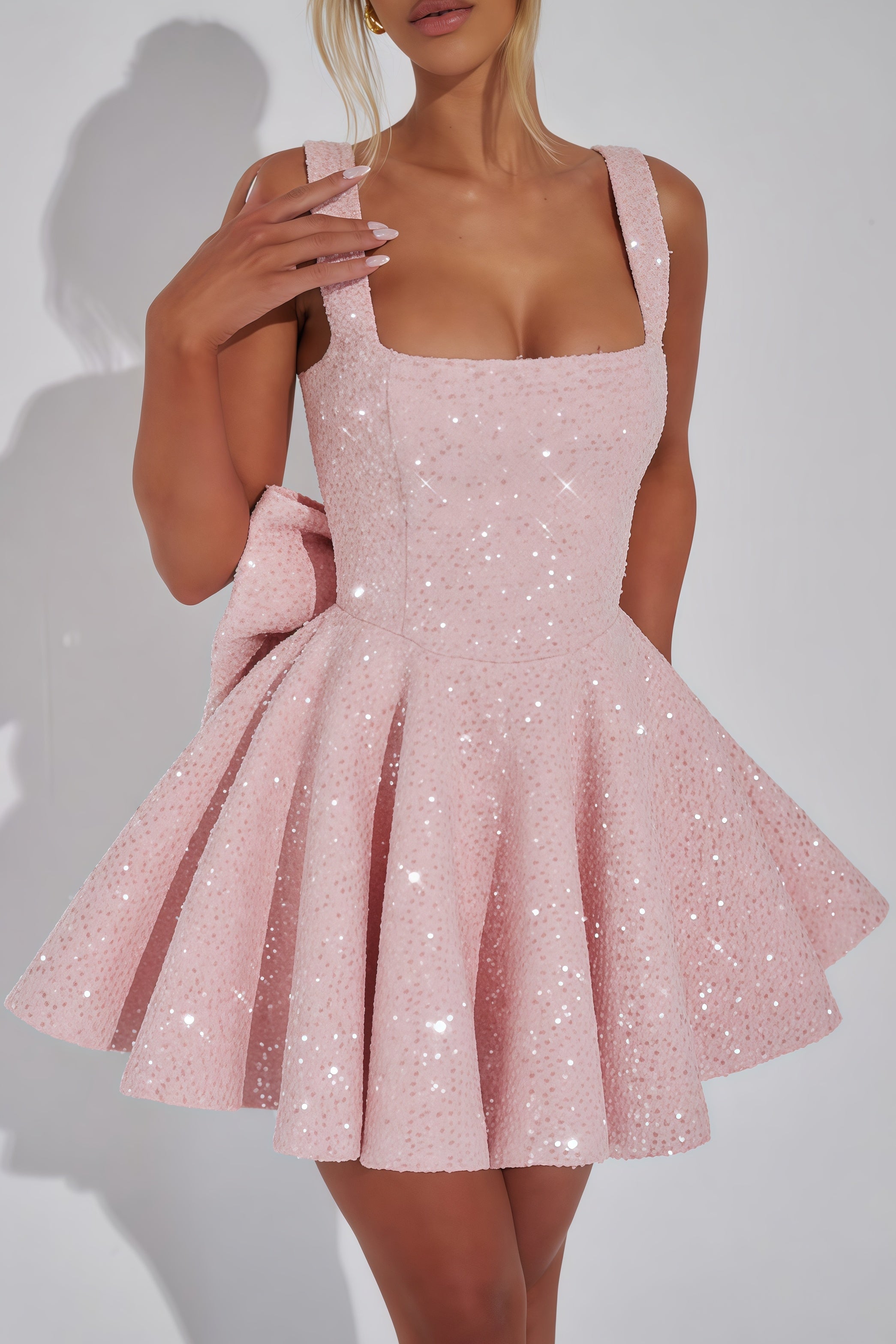 Mini robe rose pâle à paillettes – carré bustier & allure féerique