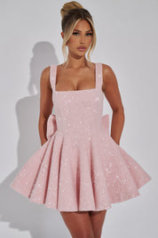 Mini robe rose pâle à paillettes – carré bustier & allure féerique