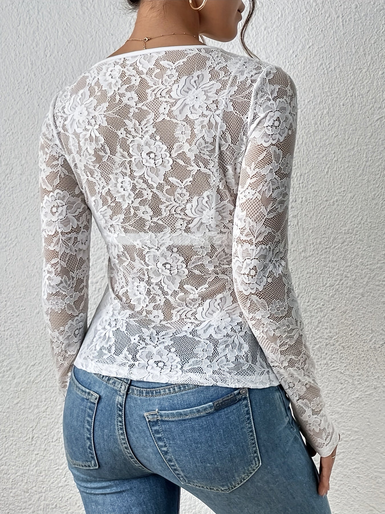 haut à manches longues Petunia — top col V avec détails dentelle élégants