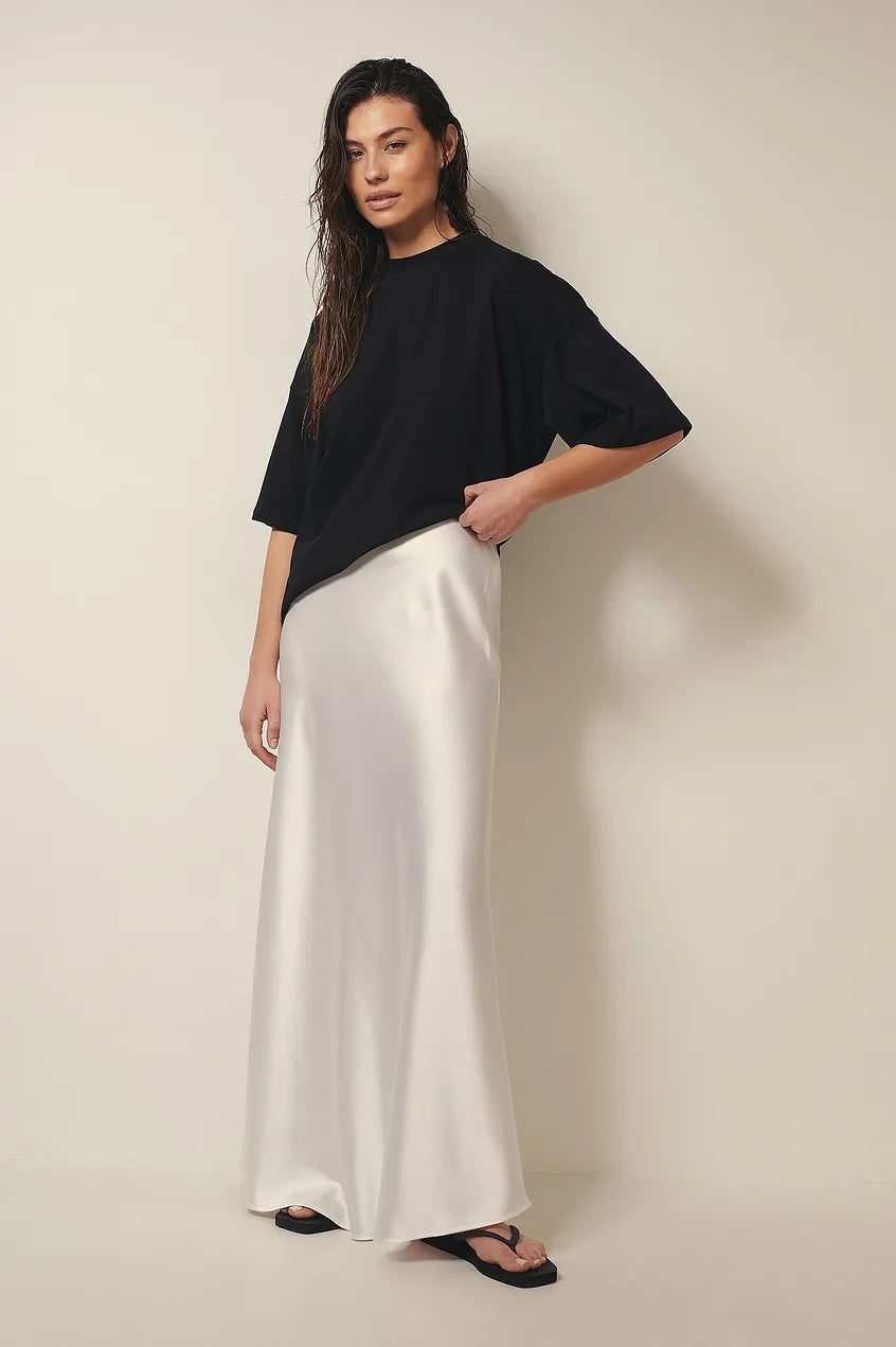 Jupe midi satin à taille haute – élégance brillante & chic