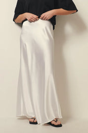 Jupe midi satin à taille haute – élégance brillante & chic