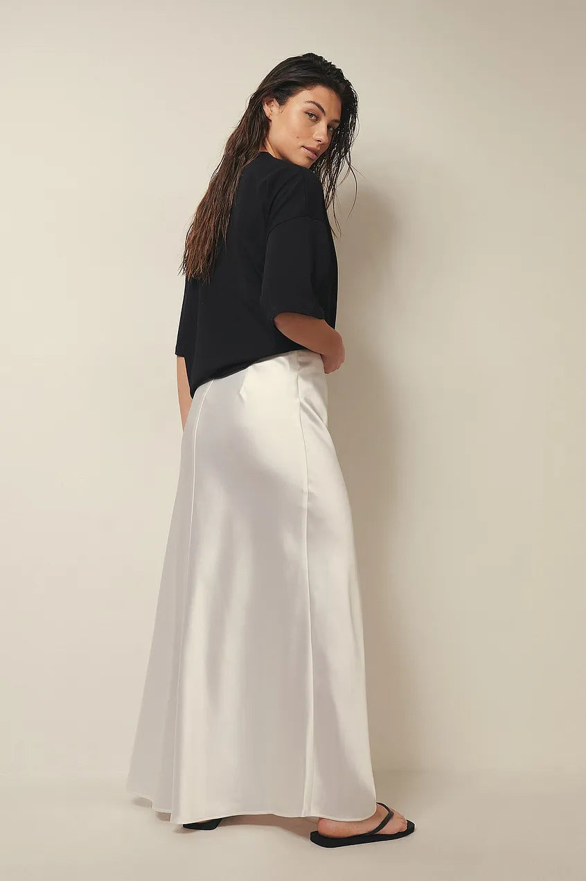 Jupe midi satin à taille haute – élégance brillante & chic
