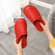 Hugo | Chaussons femme en cuir végan – Confort, élégance & détente à la maison