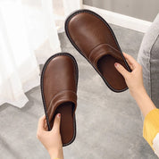 Hugo | Chaussons femme en cuir végan – Confort, élégance & détente à la maison
