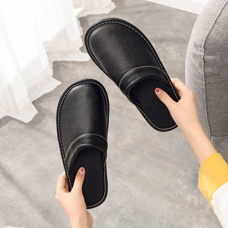 Hugo | Chaussons femme en cuir végan – Confort, élégance & détente à la maison