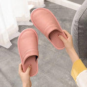 Hugo | Chaussons femme en cuir végan – Confort, élégance & détente à la maison