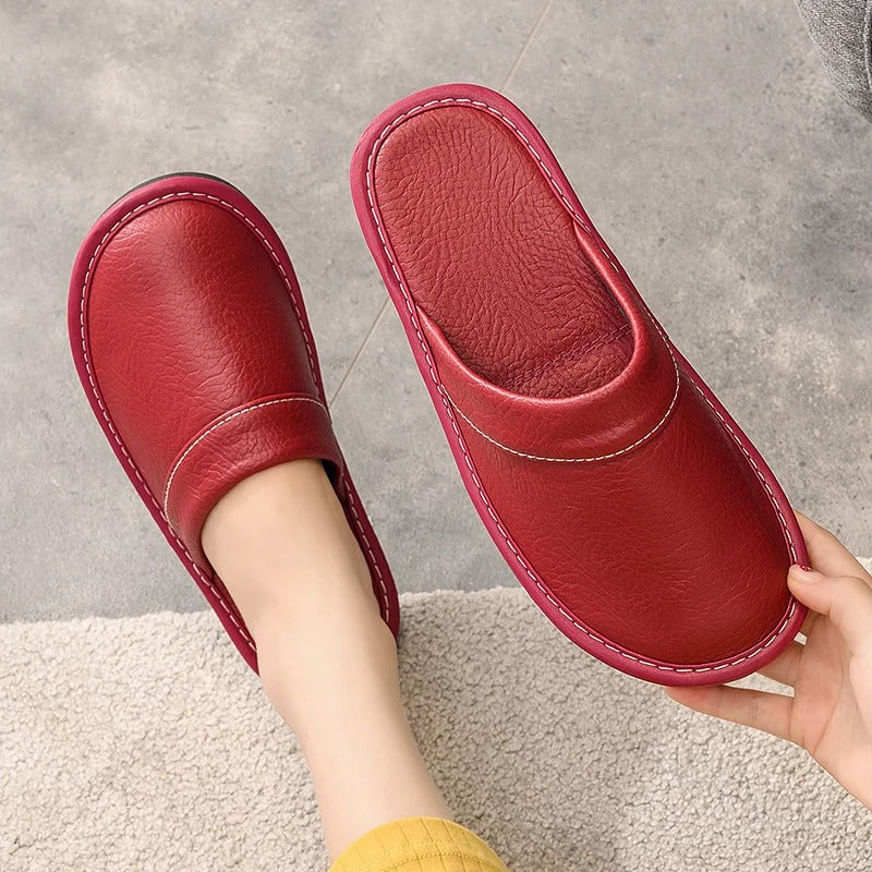 Hugo | Chaussons femme en cuir végan – Confort, élégance & détente à la maison