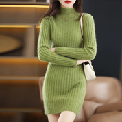Robe pull Noëlle en maille — col roulé & maille côtelée élégante