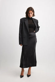 Jupe midi satin à taille haute – élégance brillante & chic