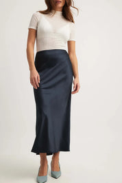 Jupe midi satinée taille haute – Finition brillante chic & silhouette fluide