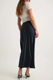 Jupe midi satin à taille haute – élégance brillante & chic