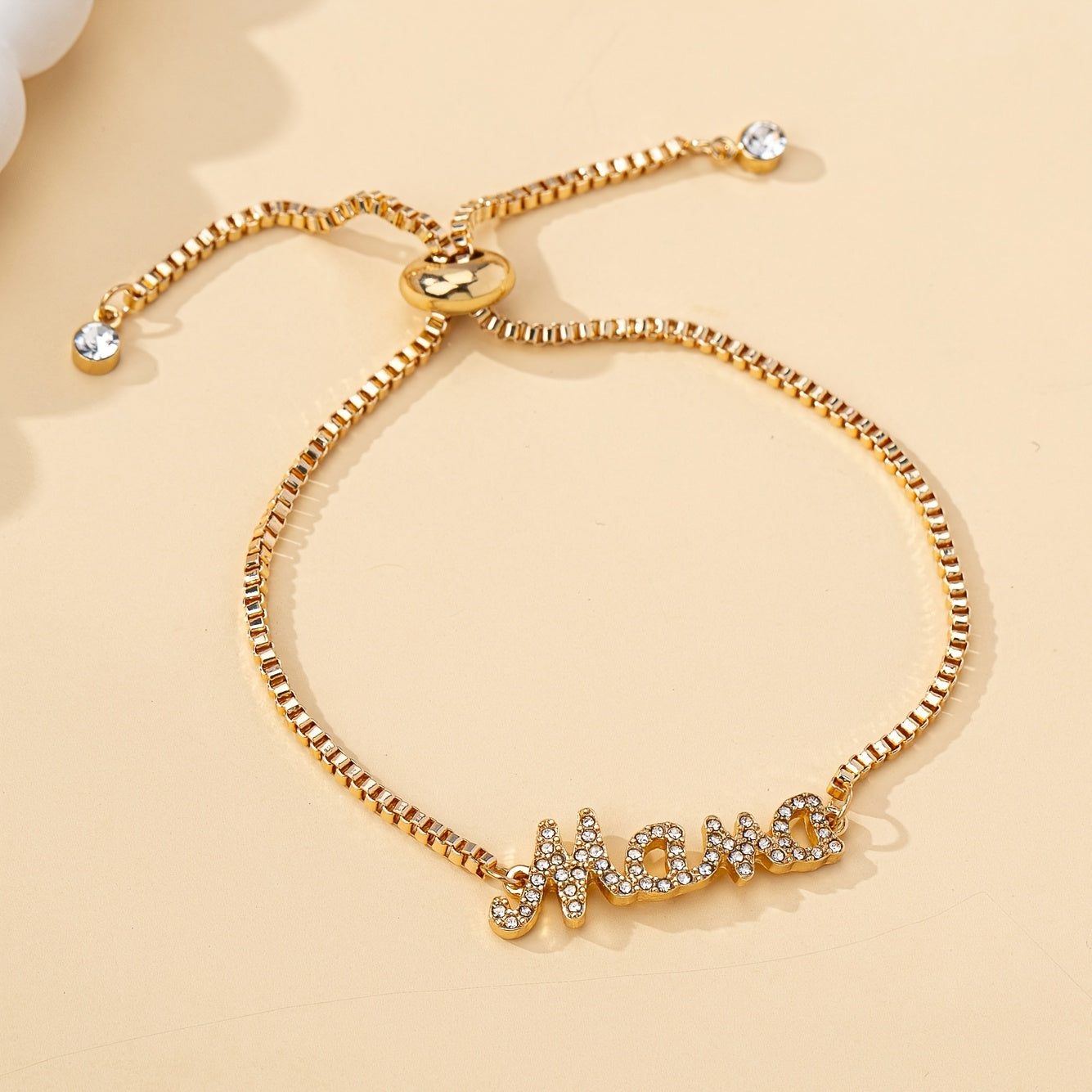 stijlvolle-mama-letter-bedelarmband-met-nepdiamanten-goud-deqalli.jpg
